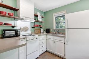 eine Küche mit weißen Geräten und einem weißen Kühlschrank in der Unterkunft River Romance in Sylva
