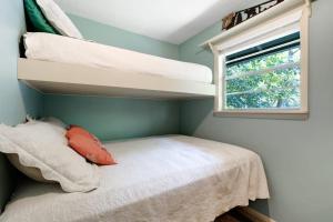 ein Schlafzimmer mit einem Etagenbett und einem Fenster in der Unterkunft River Romance in Sylva