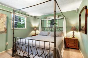 ein Schlafzimmer mit Himmelbett und zwei Lampen in der Unterkunft River Romance in Sylva