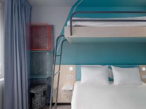 a bedroom with two bunk beds and a bed at ibis budget Hamburg City in Hamburg +37 photos