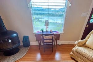 a living room with a table with a lamp and a couch at Stone Cottage 1973 in Lake Junaluska