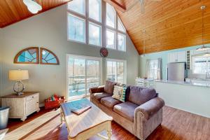 a living room with a couch and a kitchen at Lake Emory Gem in Franklin