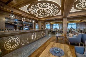 Reštaurácia alebo iné gastronomické zariadenie v ubytovaní Hotel Górski