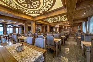 Reštaurácia alebo iné gastronomické zariadenie v ubytovaní Hotel Górski