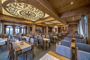 Reštaurácia alebo iné gastronomické zariadenie v ubytovaní Hotel Górski