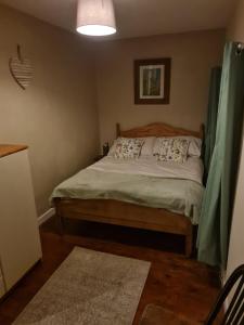 a bedroom with a bed in a room at Bwthyn canol in Sennybridge