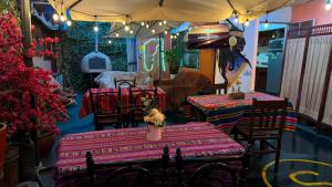 a restaurant with two tables and chairs and flowers at Il Riposo in Arequipa