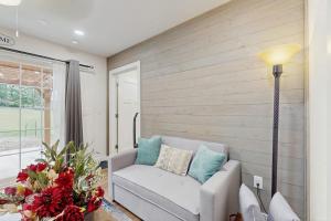a living room with a couch and a lamp at Gibbs Getaway in Leicester