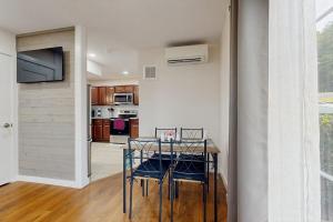 a kitchen and dining room with a table and chairs at Gibbs Getaway in Leicester +26 photos