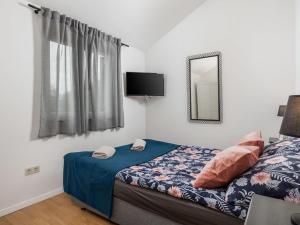 a bedroom with a bed and a mirror and a window at Kuca za odmor Vila Agnes in Županje