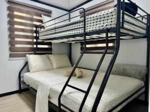 a bunk bed in a room with a bunk bedutenewayewayangering at Babus Villas del Sol in El Combate