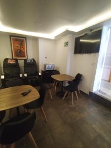 a waiting room with two tables and chairs at HOSTAL MURGEON BOUTIQUE in Quito