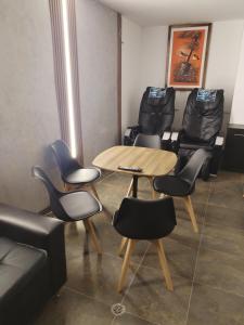 a table and chairs in a waiting room at HOSTAL MURGEON BOUTIQUE in Quito