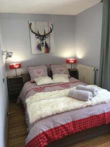 um quarto com uma cama com almofadas e uma fotografia de veado em Gite Chamonix Mont Blanc LYRET em Chamonix-Mont-Blanc