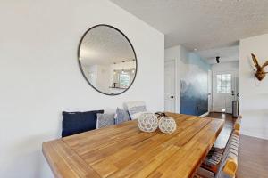 a dining room with a table and a mirror at Casa Amarilla in Arden