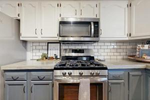 a kitchen with a stove and a microwave at Casa Amarilla in Arden