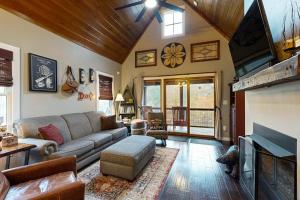 ein Wohnzimmer mit Sofa und Fernseher in der Unterkunft at E's in Cullowhee