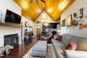 ein Wohnzimmer mit Sofa und Kamin in der Unterkunft at E's in Cullowhee