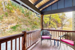 Zwei Stühle und ein Tisch auf einer Veranda mit Aussicht in der Unterkunft at E's in Cullowhee