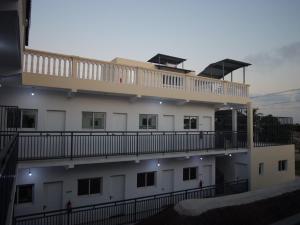 a building with a balcony on top of it at Ndjuly Residencial in Luanda