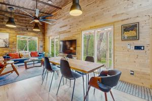 una sala da pranzo con tavolo e sedie di Wolfhaven a Sylva