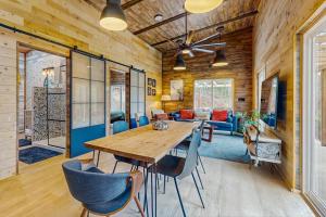 una sala da pranzo con tavolo e sedie in legno di Wolfhaven a Sylva