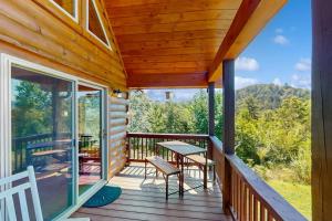 a porch of a cabin with a table and chairs at Nanuk in Franklin