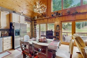 a kitchen and dining room with a table in a cabin at Peak and Pond Retreat in Scaly Mountain
