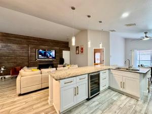 an open kitchen and living room with a couch at Modern 4BR2BA with pool in gated community in Kissimmee