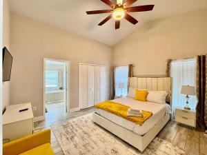 a bedroom with a bed and a ceiling fan at Modern 4BR2BA with pool in gated community in Kissimmee