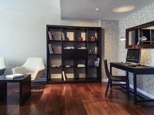 an office with a desk and a computer and a chair at Mercure Montevideo Punta Carretas in Montevideo
