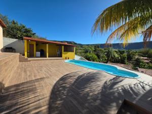 a house with a swimming pool with a palm tree at Mirante in Crato