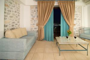 Posezení v ubytování Vathi Hotel