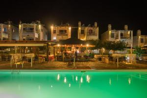 Bazén v ubytování Vathi Hotel nebo v jeho okolí