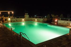 Bazén v ubytování Vathi Hotel nebo v jeho okolí