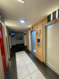 an empty hallway in an office building with a door at Los Laureles -Executive Residence Departamento in Lima