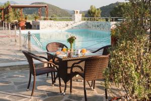 Bazén v ubytování Vathi Hotel nebo v jeho okolí