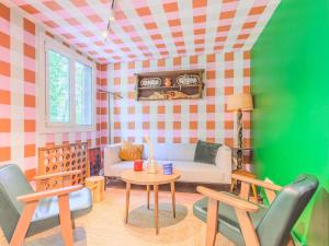 a living room with a couch and a table and chairs at greet hôtel Annecy Cran-Gevrier by Accor in Annecy