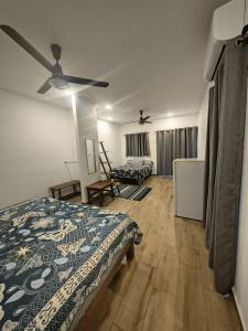 a bedroom with a bed and a ceiling fan at Casa Mango Jardin in San Francisco