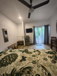 a bedroom with a bed and a ceiling fan at Casa Mango Jardin in San Francisco