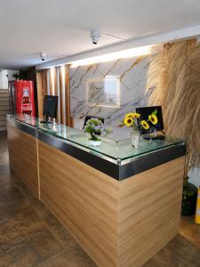 a reception desk with flowers on top of it at Hotel Condina Pereira in Pereira