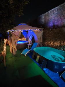 a tent with a hot tub at night at La Perla de Montánchez in Montánchez
