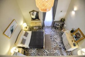 an overhead view of a room with a bed and a mirror at Villa Dar Tfuliti in San Lawrenz