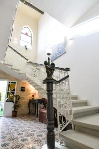 a staircase in a house with a statue in the middle at Villa Dar Tfuliti in San Lawrenz