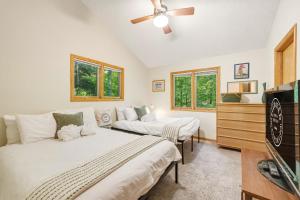 a bedroom with two beds and a tv at Up North Chalet Ac Bbq Bikes in Cedar