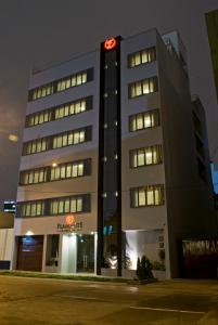een gebouw met een bord aan de zijkant bij Flamante Hotel & Suite in Lima