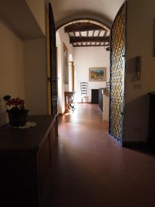 un pasillo de una casa con una puerta abierta en Antica Posta, en San Gimignano