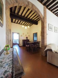 een woonkamer met een tafel en een eetkamer bij Antica Posta in San Gimignano