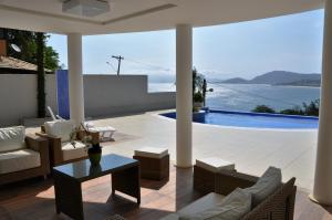 patio con vista sull'oceano e sulla piscina di Marina's Praia Itaipu a Niterói