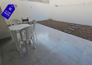 a white table and chairs in a room at Casa Indaiá in Primavera do Leste